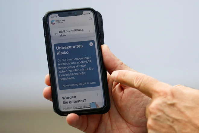 Aplikacija v vsakem mobilniku spremlja stike z drugimi uporabniki &shy;aplikacije, ki so trajali več kot 15 minut v radiju dveh metrov.<br />
FOTO: Hannibal Hanschke/Reuters