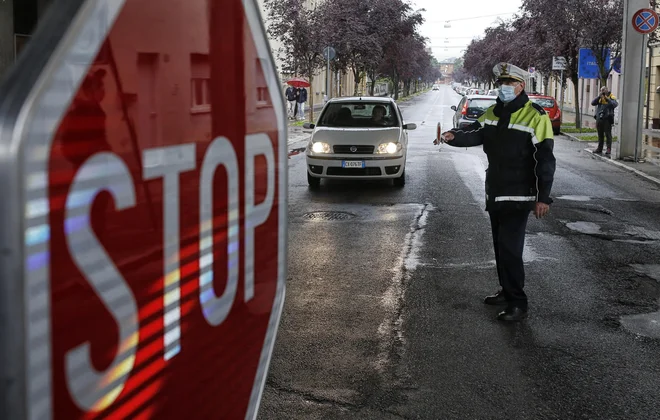 Ukrep bi veljal tako za tujce kot tudi za državljane Slovenije, ki v državo prihajajo iz kritičnih držav. FOTO: Blaž Samec/Delo