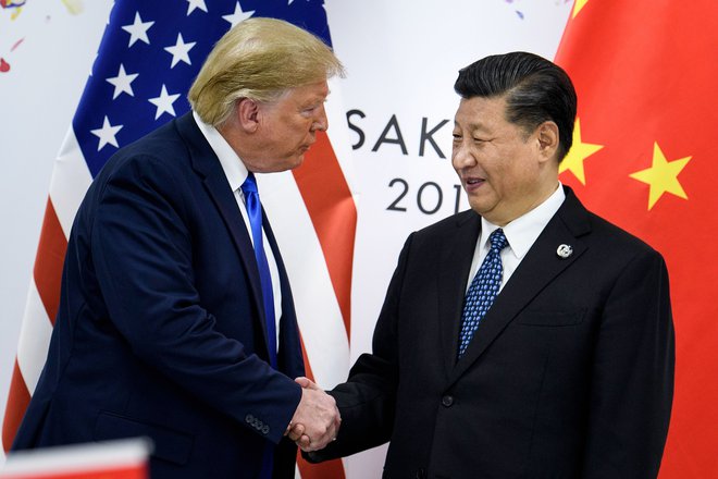 Trump s kitajskim voditeljem Xi Jinpingom 28. junija 2019. FOTO: Brendan Smialowski/AFP