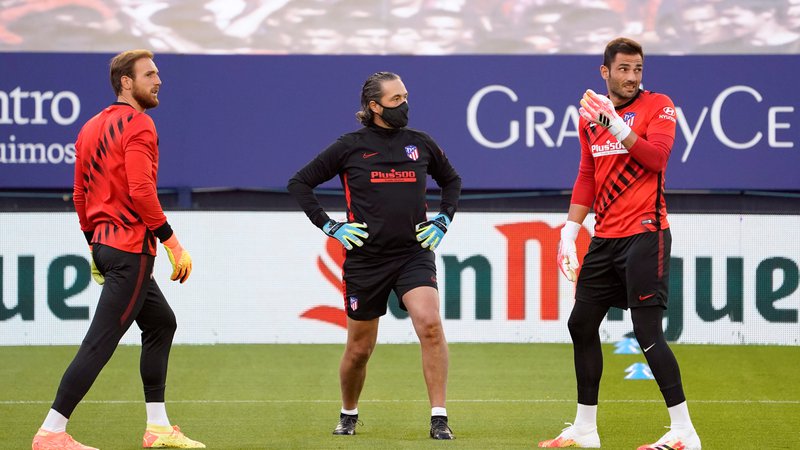 Fotografija: Na štadionu El Sadar v Pamploni je Jan Oblak (levo) spisal še eno veliko poglavje v njegovi bleščeči vratarski karieri v Španiji. Kot najmlajši vratar in najhitreje je prišel do stote tekmo brez prejetega gola. FOTO: Reuters