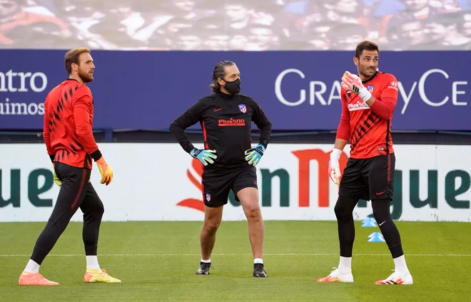 Na štadionu El Sadar v Pamploni je Jan Oblak (levo) spisal še eno veliko poglavje v njegovi bleščeči vratarski karieri v Španiji. Kot najmlajši vratar in najhitreje je prišel do stote tekmo brez prejetega gola. FOTO: Reuters