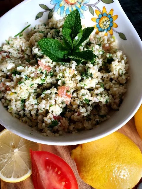 Solata običajno torej vsebuje bulgur, meto, peteršilj, lahko tudi kumaro in paradižnik, zalita pa je z limoninim sokom.(za C vitaminski dodatek). FOTO: Tanja Drinovec