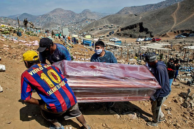Za covidom-19 je v Peruju doslej umrlo več kot 7200 ljudi. FOTO: Ernesto Benavides/AFP