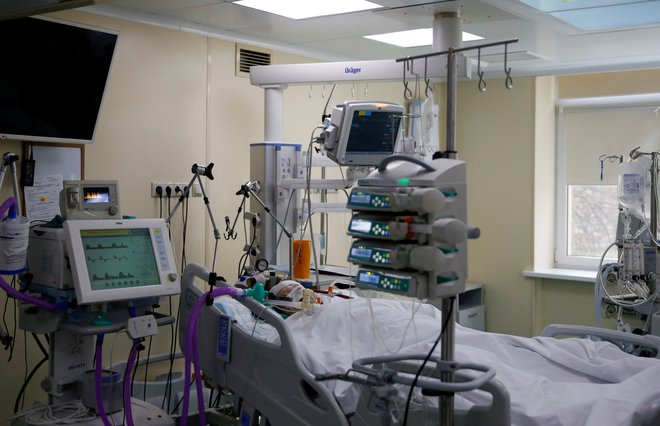 Na začetku epidemije pri nas ni bilo dovolj ustreznih ventilatorjev za predihavanje pacientov s covidom-19. FOTO: Maxim Shemetov/Reuters