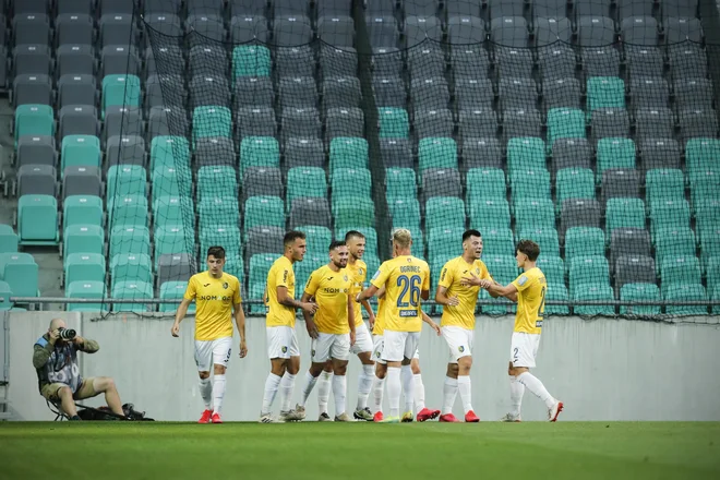 Nogometaši Brava in najmaljši klub med prvoligaši si bo zapomnil 17. junija 2020, ko je v Stožicah odjeknila petarda. FOTO: Uroš Hočevar/Delo