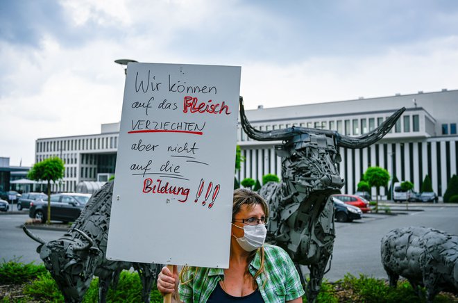 V nemškem mesnopredelovalnem obratu je okuženih že 650 ljudi, več tisoč jih na testiranje še čaka. FOTO: Sascha Schuermann/AFP