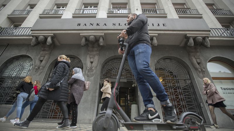Fotografija: Kriza je v prvih štirih mesecih že krepko zarezala v dobičke bank, ugotavljajo v Banki Slovenije. FOTO: Leon Vidic/Delo