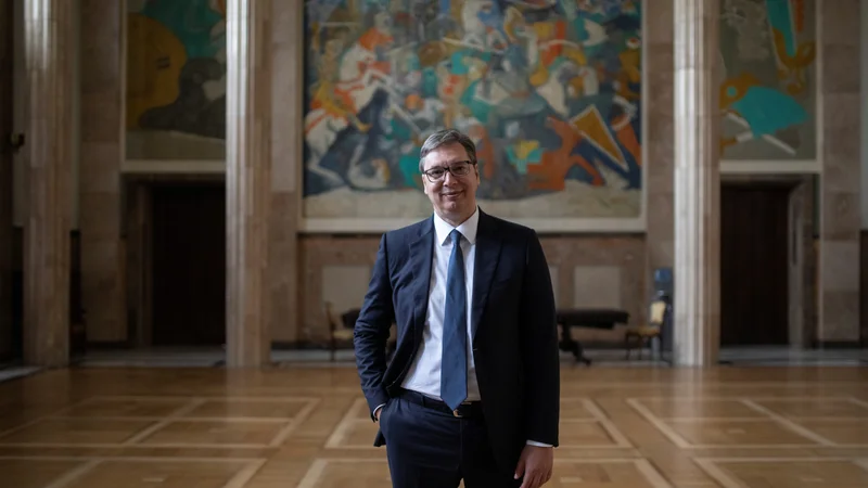 Fotografija: Srbski predsednik Aleksandar Vučić bi pred nedeljskimi parlamentarnimi volitvami moral biti miren, analitiki njegovi stranki napovedujejo uspeh, a bizarno nagovarjanje volivcev kaže, da povsem miren vendarle ni. FOTO: Marko Djurica/Reuters