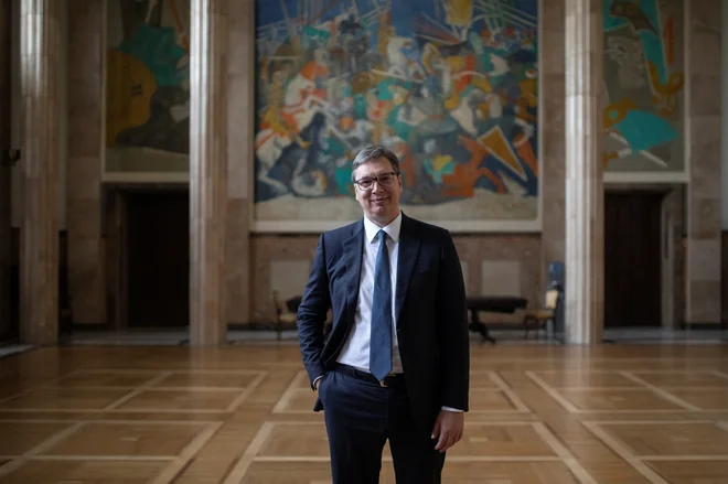 Srbski predsednik Aleksandar Vučić bi pred nedeljskimi parlamentarnimi volitvami moral biti miren, analitiki njegovi stranki napovedujejo uspeh, a bizarno nagovarjanje volivcev kaže, da povsem miren vendarle ni. FOTO: Marko Djurica/Reuters