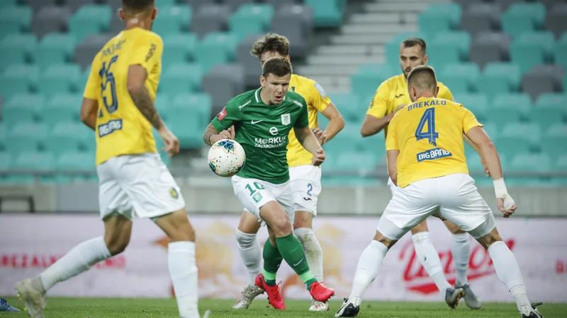 Fotografija: Tako nepsorečenega prvega polčasa, kot ga je imela Olimpija proti Bravu, ne pomni niti slovenski reprezentant Roman Bezjak (v sredini). FOTO: Uroš Hočevar/Delo