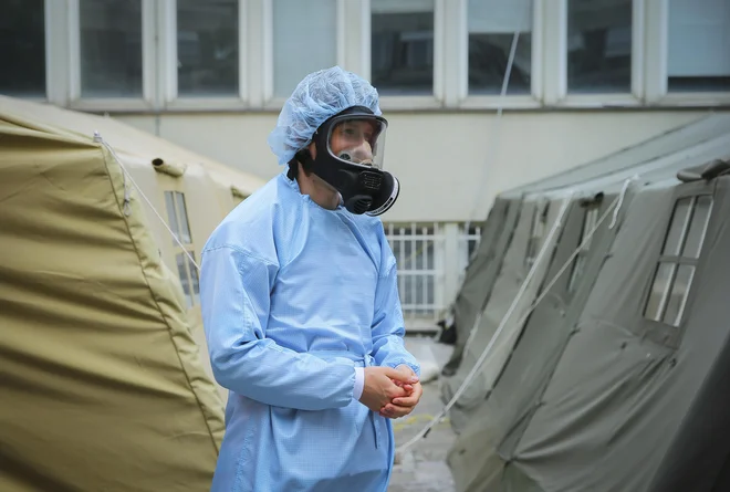 Pri nas je premalo usposobljenega kadra za delo v intenzivnih enotah. FOTO: Jože Suhadolnik/Delo
