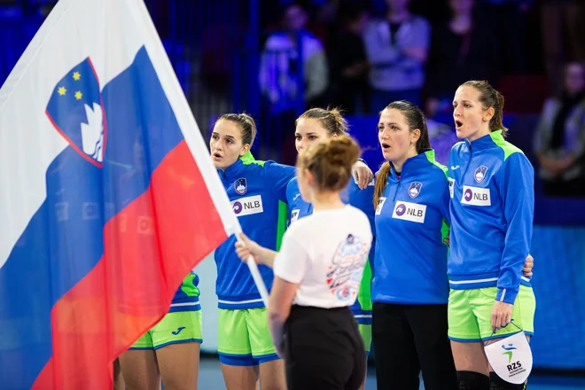 Slovensko žensko rokometno reprezentanco čaka na letošnjem evropskem prvenstvu na Danskem in Norveškem težko delo. FOTO: Jure Eržen
