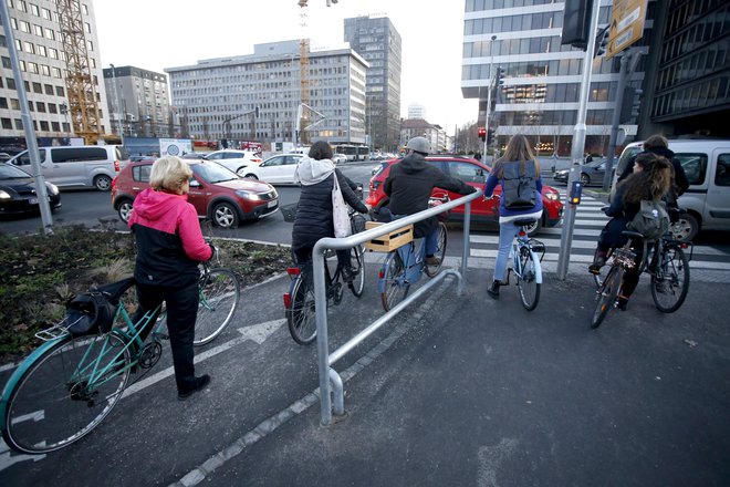 Ena od novosti – ograja za kolesarje, kjer lahko naslonijo utrujene okončine. FOTO: Roman Šipić/Delo