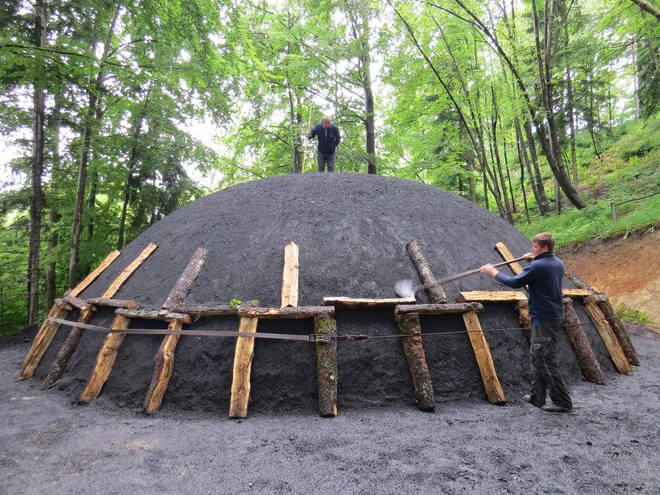 Pred slovesnim prižigom kope, ki v višino meri dobre štiri metre, je treba kopo v celoti obložiti s peskom. FOTO: Bojan Rajšek/Delo