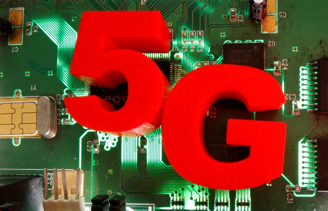 Prejšnji teden je v Združenem kraljestvu sodišče na tri leta zaporne kazni obsodilo človeka, ki je zaveden od lažnih novic uničeval bazne postaje 5G in 4G. FOTO: Dado Ruvic/Reuters