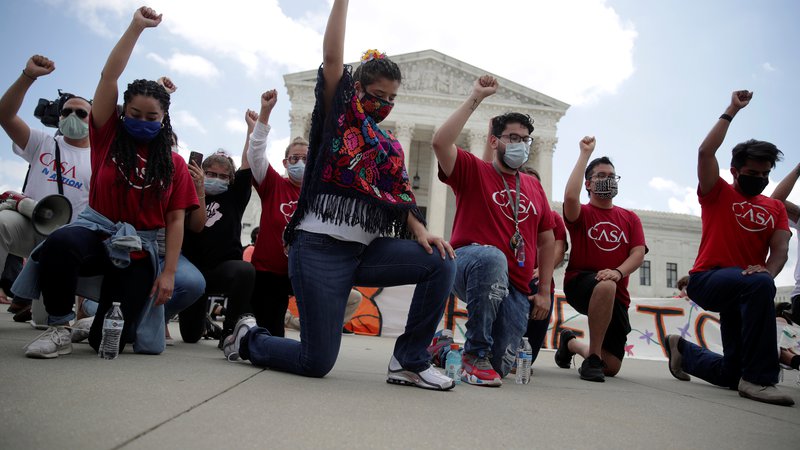 Fotografija: Slavje pred ameriškim vrhovnim sodiščem po sprejemu odločitve o »sanjačih.« FOTO: Jonathan Ernst/Reuters