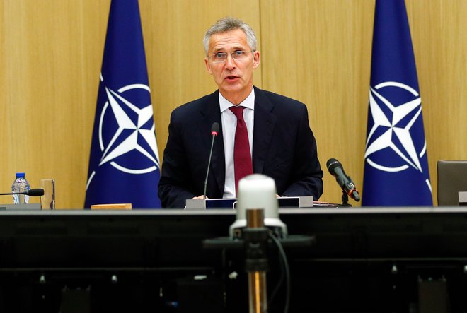 Jens Stoltenberg, generalni sekretar zveze Nato je poudaril, da je naloga zavezništva zagotoviti, da zdravstvena kriza ne postane varnostna kriza. FOTO: Francois Lenoir/Afp