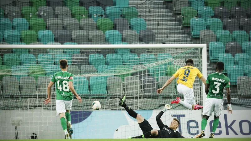 Fotografija: Zeleno-belo obrambno linijo z vratarjem Nejcem Vidmarjem so napadalci Brava preigravali kot za šalo. FOTO: Uroš Hočevar/Delo