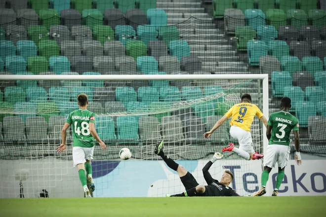 Zeleno-belo obrambno linijo z vratarjem Nejcem Vidmarjem so napadalci Brava preigravali kot za šalo. FOTO: Uroš Hočevar/Delo