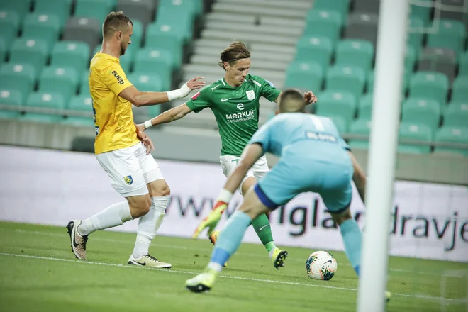 Stefan Savić je imel prvo Olimpijino priložnost, ko bi lahko še ustavil nalet tekmeecev. FOTO: Uroš Hočevar/Delo