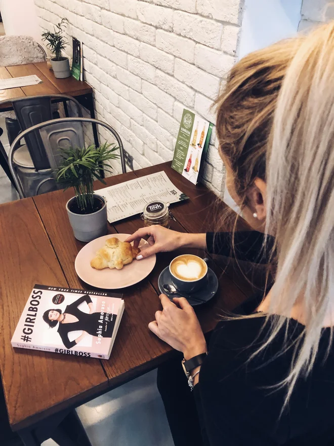 Tudi pripadniki instagram generacije pa si po vstopu v lokal, še zlasti ob kavi, želijo brati časopise ali knjige, opažata gostitelja. Foto ARhiv Tink Superfood