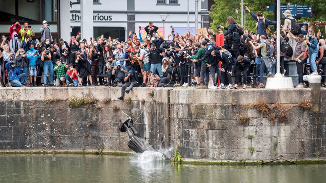 Colstonov spomenik v Bristolu so na začetku junija protestniki vrgli v morje. FOTO: Gravil Keir/Reuters