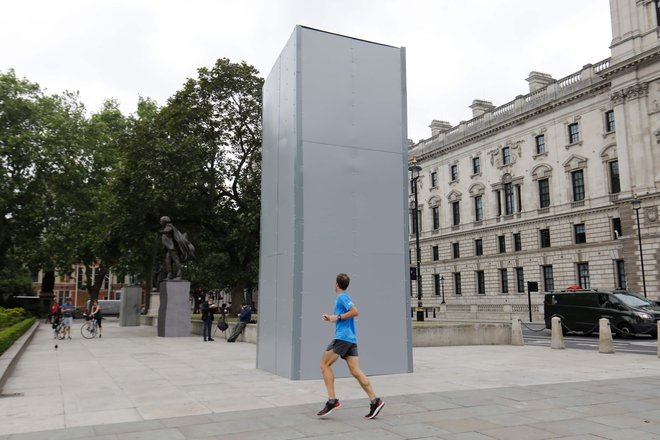Kip nekdanjega britanskega premiera Winstona Churcilla na trgu Parliament Square v Londonu so zaščitili pred protestniki. FOTO: Tolga Akmen/AFP