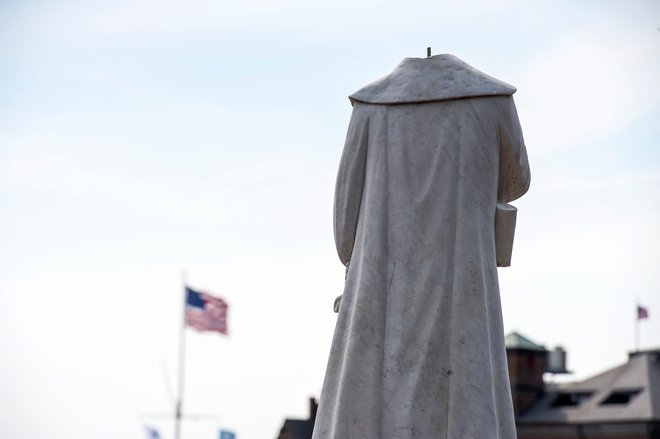 Kolumbov spomenik v središču Bostona so obglavili. FOTO: Joseph Prezioso/AFP