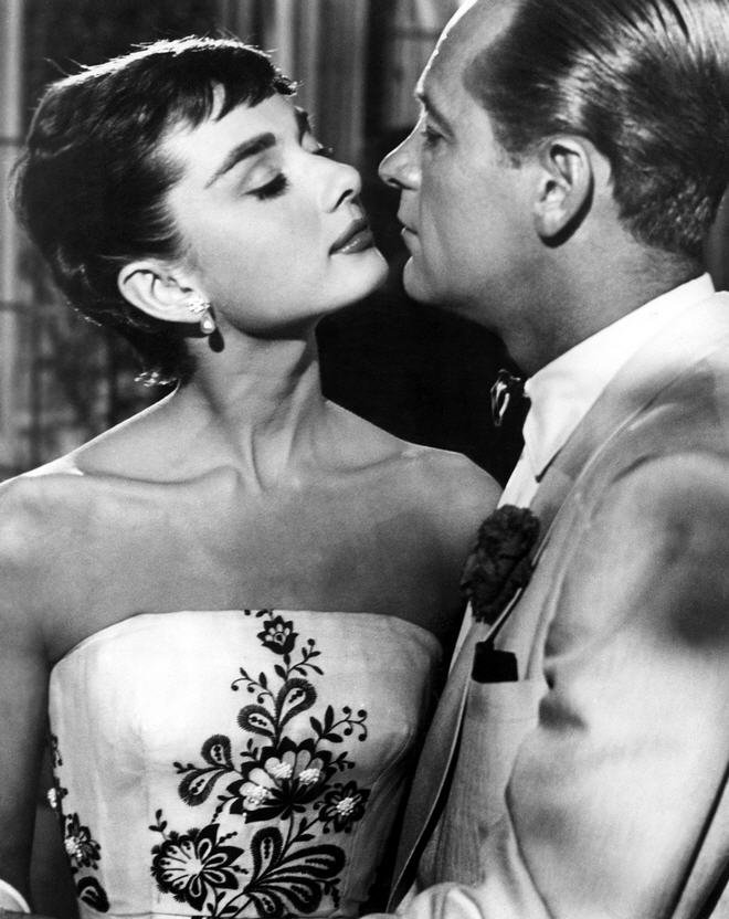 Hubert de Givenchy je oblikoval kostumografijo mnogih vlog Audrey Hepburn, njegova oblačila je nosila tudi, ko ni bila pred kamerami. Na fotografiji kot Sabrina Fairchild v filmu Sabrina. Foto Wikipedija