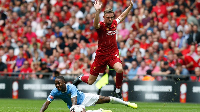 Fotografija: Liverpool (Jordan Henderson) in Manchester City (Raheem Sterling) se bosta srečala 2. julija. FOTO: AFP