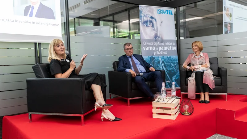 Fotografija: Medeja Lončar, direktorica Siemensa v Sloveniji in predsednica uprave družbe na Hrvaškem (levo) ter Željko Puljić, glavni direktor Iskratela v pogovoru z Edito Krajnović o inovacijski kulturi v podjetjih. Foto Nino Verdnik