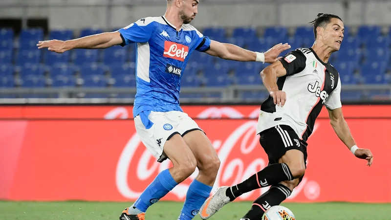 Fotografija: Cristiano Ronaldo se proti Napoliju ni izkazal. Na fotografiji njegov dvoboj iz sredine pokalne tekme s Fabianom Ruizom, neapeljskim Špancem. FOTO: Filippo Monteforte/AFP