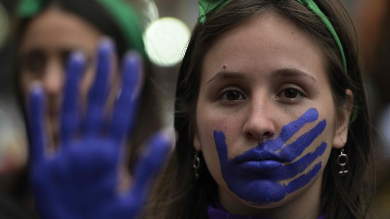 Fotografija: Nekateri so spomnili, da ko je bila Kolinda Grabar-Kitarović predsednica države, ni imela posluha za nasilje nad ženskami. FOTO: Juan Mabromata/AFP