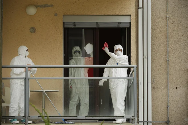 Dezinfekcija in čiščenje prostora za morebitne okužene z Covidom-19, v DSO Ljubljana Vič - Rudnik, enota Bokalce. FOTO: Jure Eržen/Delo