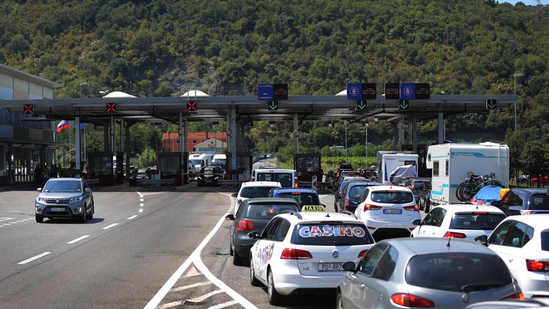 Fotografija: Na mejnih prehodih se še zmeraj izvaja nadzor prometa in potnikov. FOTO: Leon Vidic/Delo
