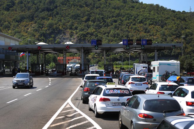 Na mejnih prehodih se še zmeraj izvaja nadzor prometa in potnikov. FOTO: Leon Vidic/Delo