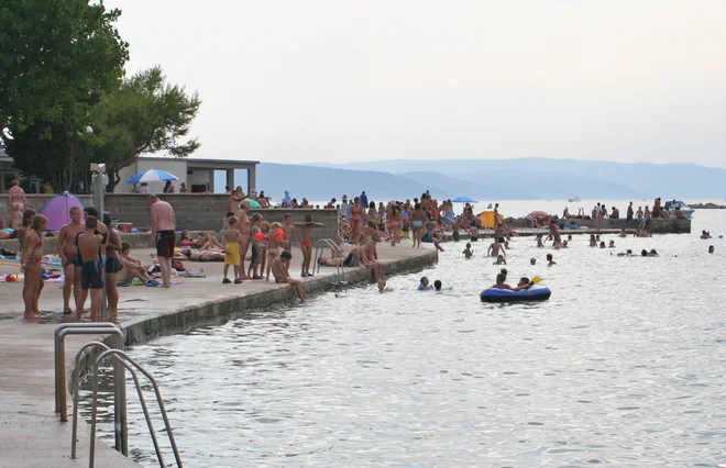 Letos otroškega živžava ob morju verjetno ne bo toliko kot prejšnja leta. FOTO: Jani Dolinšek