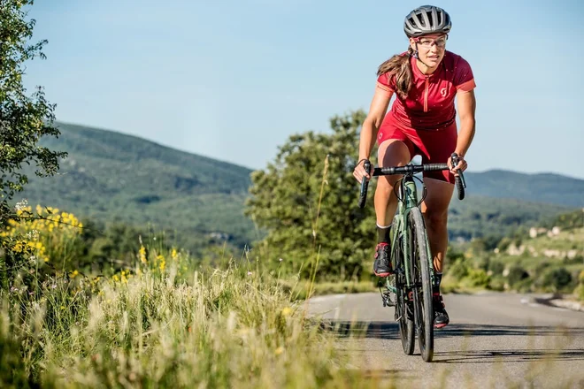 Makadamkanje je tretja, pardon, četrta velika stvar med ljubiteljskimi kolesarji pri nas. FOTO: Arhiv proizvajalca/Scott
