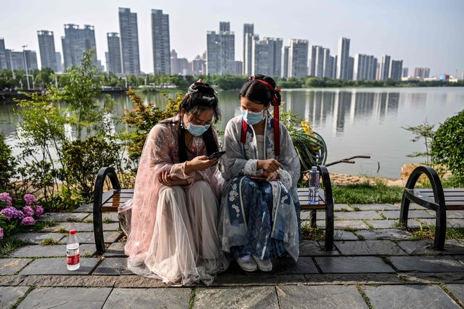 Mesto Wuhan na Kitajskem, od koder sta zakonca finančno obdarila bolnišnico v Rimu. FOTO: Hector Retamal/AFP