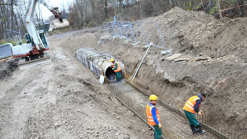 Fotografija: Triindvajset kilometrov kanalizacije bo zgradil konzorcij družb pod vodstvom Hidrotehnika. Dela naj bi bila končana do konca leta 2023. Fotografija je simbolična. Foto Tomi Lombar
