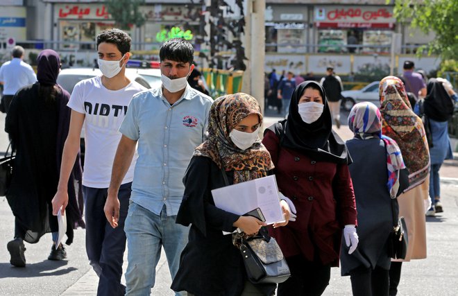 Za covidom-19 je v islamski državi Iran v zadnjih 24 urah umrlo še 120 ljudi, vse skupaj je za to hudo boleznijo doslej umrlo že 9392 ljudi. FOTO: Atta Kenare/AFP