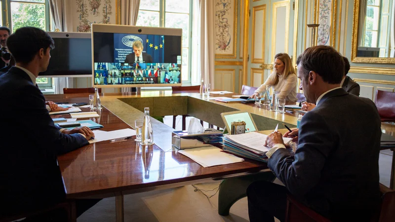 Fotografija: Francoski predsednik Emmanuel Macron med današnjim videovrhom EU. Pravih pogajanj ni bilo, voditelji so si le izmenjali stališča. FOTO: Eliot Blondet/Reuters