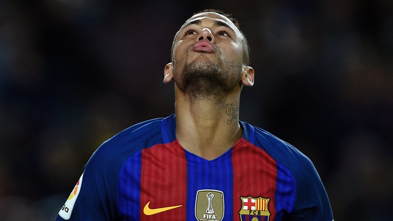 Fotografija: Denar, ki si ga je Neymar želel od Barcelone, je izpuhtel v nebo. FOTO: AFP