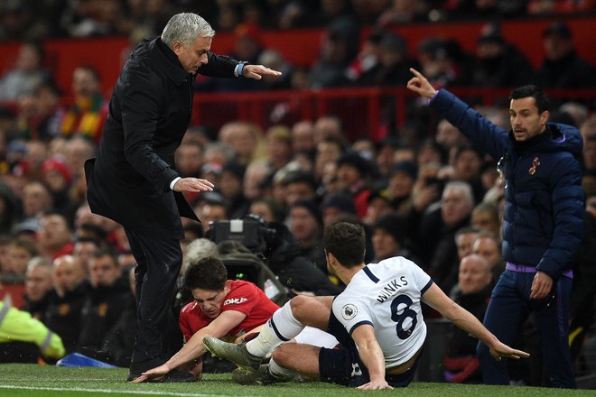 Tottenhamov trener Jose Mourinho (levo) se ni spotaknil proti svojim nekdanjim adutom iz Manchester. FOTO: Oli Scarff/AFP