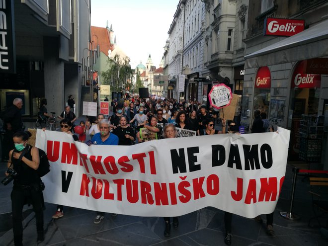Protestniki so se podali s Prešernovega trga proti Trgu republike. FOTO: Blaž Samec