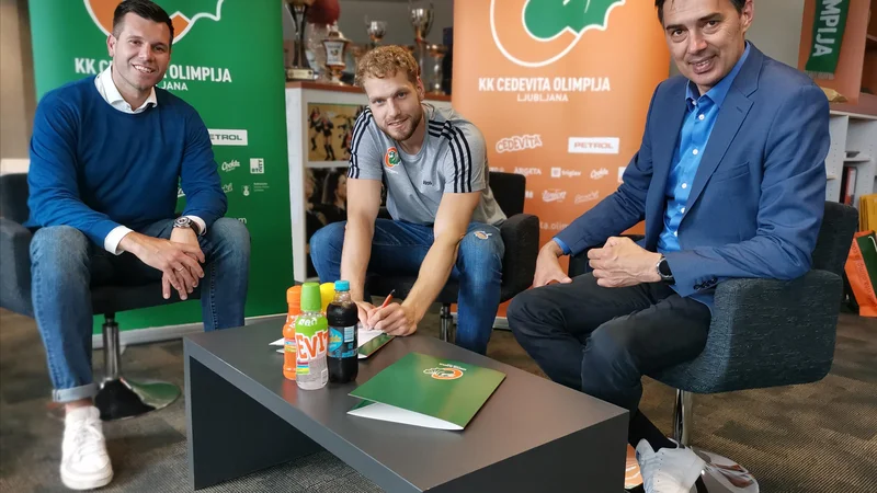 Fotografija: Jaka Blažič (v sredini), Sani Bečirovič (levo) in Davor Užbinec (desno) niso skrivali zadovoljstva po podpisu pogodbe. FOTO: KK Cedevita Olimpija