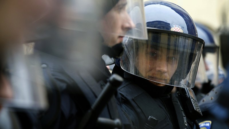 Fotografija: Hrvaška policija slovi po nasilju nad begunci. FOTO: Reuters