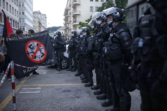 Policija je bila pristona v velikem številu in pripravljena na nasilje. FOTO: Blaž Samec