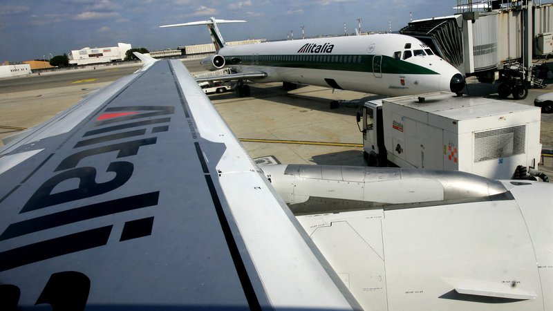 Fotografija: Od leta 2008 do danes je italijanska država v družbo Alitalia prelila že deset milijard evrov. Foto Reuters