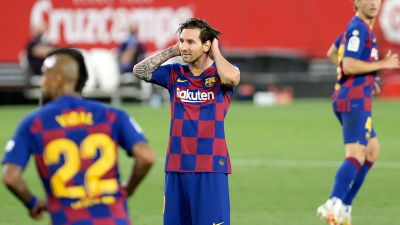 Fotografija: Barcelonin adut Lionel Messi se je v Sevilli upravičeno prijemal za glavo. FOTO: Cristina Quicler/AFP